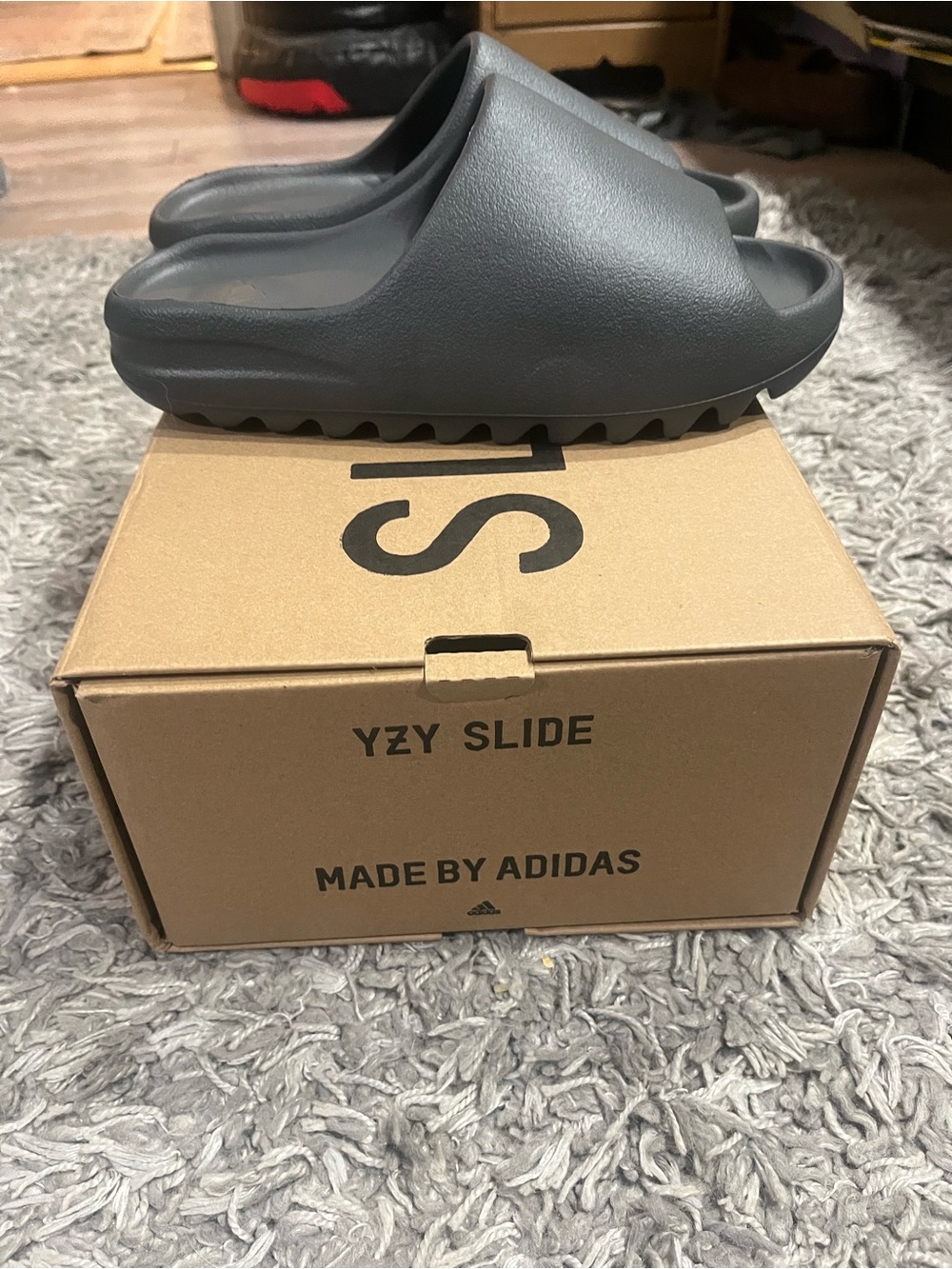Yeezy slide size 10 granite - Picture 5 of 10